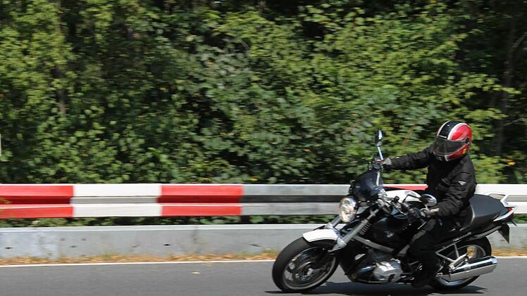 Vor kurzem wurden im Hambach doppelt durchgezogene Linien angebracht. Sie sollen dazu beitragen, dass riskante Überholmanöver abnehmen. Kradfahrer dürfen sich bei ihren schnellen Kurvenfahrten nicht in die Gegenfahrbahn hineinlehnen.  Fotos: Janina Reuter