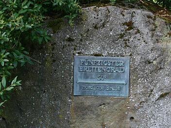 An einem Rastplatz im Landkreis Lichtenfels befindet sich eine schlichte Metalltafel auf einem Naturstein, die auf den 50. Breitengrad hinweist. Auch im südlichen Landkreis Kulmbach will man jetzt auf diese besondere Lage hinweisen. Foto: Matthias Einwag