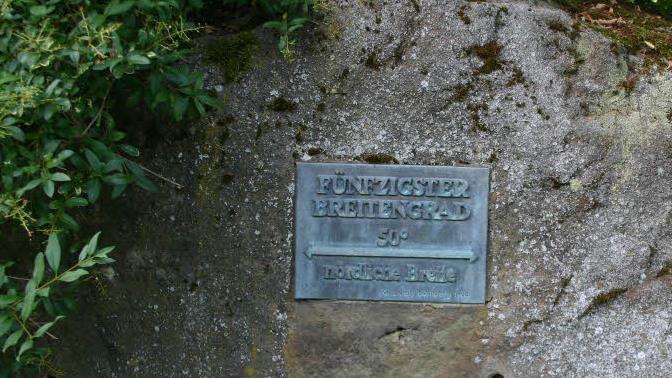 An einem Rastplatz im Landkreis Lichtenfels befindet sich eine schlichte Metalltafel auf einem Naturstein, die auf den 50. Breitengrad hinweist. Auch im südlichen Landkreis Kulmbach will man jetzt auf diese besondere Lage hinweisen. Foto: Matthias Einwag