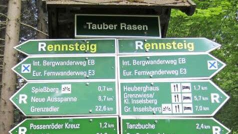 Nach der Stärkung am Inselsberg passieren die Läufer den Wegweiser am Tauber Rasen und haben fast die Hälfte der Strecke hinter sich.
