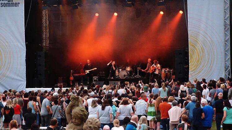 Michael Patrick Kelly zog seine Zuhörer beim Gastspiel im Rahmen des "Tambacher Sommers". Foto: Jochen Berger