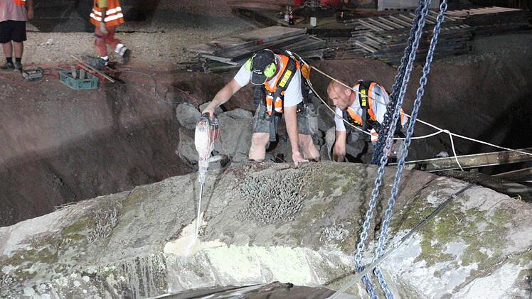 Das letzte Stückchen Brücke wurde per Bohrhammer gelockert.  Foto: Friedwald Schedel