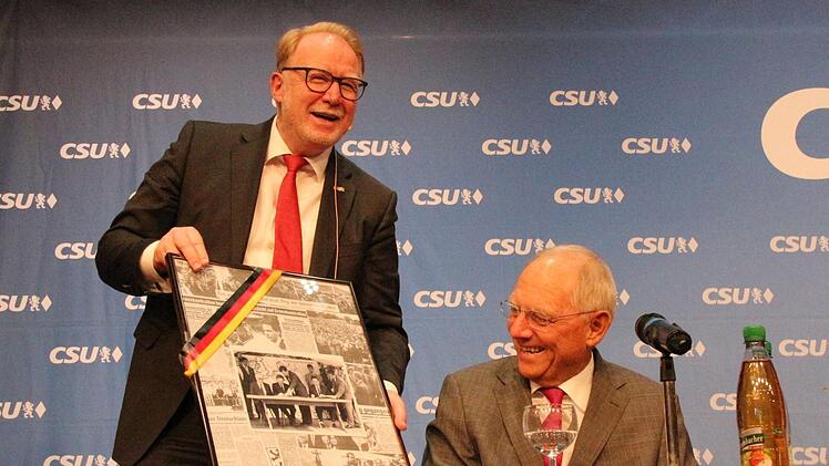 Hans Michelbach (links) überreichte eine Collage mit historischen Zeitungsfotos von 1990 an Wolfgang Schäuble, der damals Bundesinnenminister war und heute Bundesfinanzminister ist. Foto: Oliver Schmidt