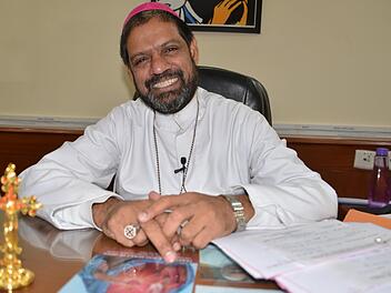 Aus Indien ist Weihbischof Theodore Mascarenhas angereist, um in Sassanfahrt mitzuwirken. Er ist bis zum 26. Februar im Erzbistum Bamberg in Schulen und für Vorträge und Gottesdienste unterwegs.  Foto: Georg Thünemann/Misereor