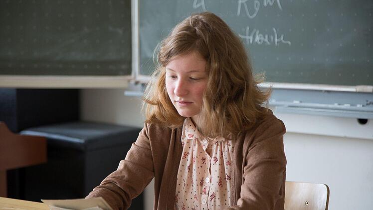 Im neuen Klassenzimmerst&uuml;ck des Landestheaters spielt Annetta Chiantone die Rolle der Louise Jacobson, die als "die franz&ouml;sische Anne Frank" bezeichnet wird. Das St&uuml;ck feierte im Gymnasium Alexandrinum Premiere.Foto: Sylvain Guillot