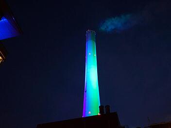 Er leuchtet wieder: In erlangen ist die Freude über  die Beleuchtung des Schlots groß. Foto: Stadtwerke Erlangen