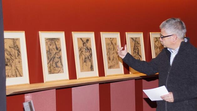 Auch im Bibelkeller sind im Zuge der derzeit laufenden Ausstellung Werke von Anton Rückel ausgestellt. Die Jahresversammlung des Vereins  "Bibelwelten" begann mit einem fachkundigen Vortrag von Pfarrer Stephan Eschenbacher über diese Bilder. Sabine Weinbeer