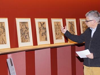 Auch im Bibelkeller sind im Zuge der derzeit laufenden Ausstellung Werke von Anton R&uuml;ckel ausgestellt. Die Jahresversammlung des Vereins  "Bibelwelten" begann mit einem fachkundigen Vortrag von Pfarrer Stephan Eschenbacher &uuml;ber diese Bilder. Sabine Weinbeer