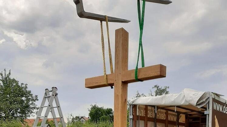 Das  Kreuz wird errichtet. Foto: privat