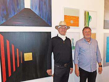 Lutz-Benno Kracke (links) mit Kulturreferenten Rainer Ott drinnen in der Galerie des Bürgerzentrums