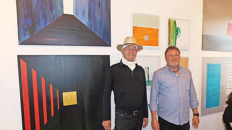 Lutz-Benno Kracke (links) mit Kulturreferenten Rainer Ott drinnen in der Galerie des Bürgerzentrums