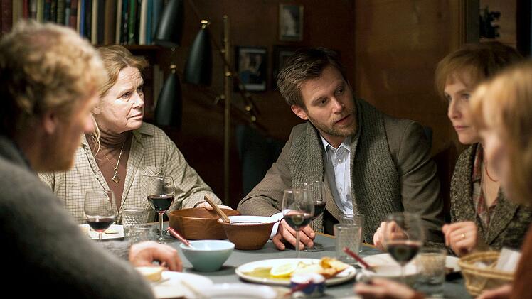 Friedvolles Zusammensein am Familientisch: Katrine Evensen (Juliane K&ouml;hler, rechts, halb verdeckt) spricht mit ihrem Mann (Sven Nordin, links) und ihrer Mutter Ase Evensen (Liv Ullmann) &uuml;ber den Fall, den Anwalt Sven Solbach (Ken Duken) vor Gericht bringen will.