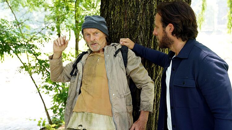 Der Obdachlose Franco Fabrizi (Eisi Gulp, links) hat den M&ouml;rder von Daniel Gasser gesehen. Commissario Jonas Kerschbaumer (Gabriel Raab) wei&szlig; nicht so recht, ober er ihm glauben soll, dass es der Krampus war.