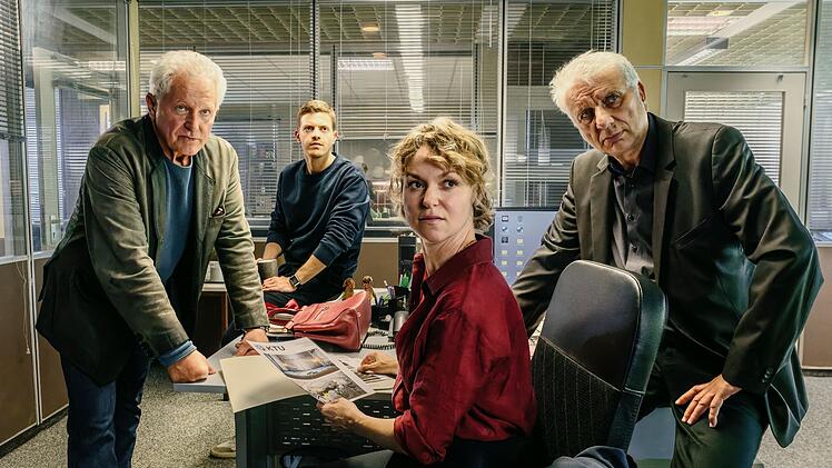 Kriminalhauptkommissar Ivo Batic (Miroslav Nemec, links), Kriminaloberkommissar Kalli Hammermann (Ferdinand Hofer, zweiter von links) und Kriminalhauptkommissar Franz Leitmayr (Udo Wachtveitl) freuen sich &uuml;ber den &Uuml;berraschungsbesuch ihrer ehemaligen Kollegin Christine Lerch (Lisa Wagner). Ob sie ihnen auch fachlich weiterhelfen kann?
