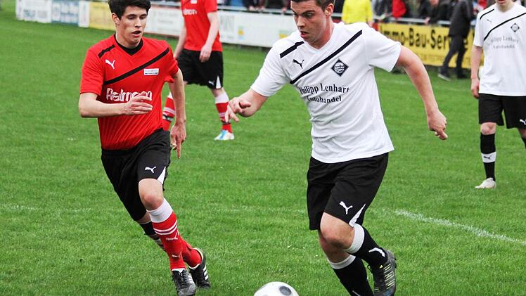 Bayerns Andreas Herrmann (rechts) setzt sich gegen Leander Greubel (SSV Kitzingen) durch. Foto: Krumpholz