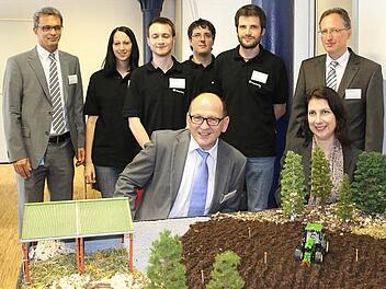 Staatssekretärin Katja Hessel (FDP) und Professor Albert Heuberger, Leiter des Fraunhofer-Instituts Integrierte Schaltungen (vorne sitzend) ließen sich das Prinzip landwirtschaftlicher Sensoren erläutern. Hinten rechts Professor Thomas Wieland, Leiter des Coburger Fraunhofer-Anwendungszentrums, seine Mitarbeiter sowie Jürgen Hupp, Leiter der Abteilung Kommunikationsnetze im Fraunhofer-IIS. Foto: Simone Bastian