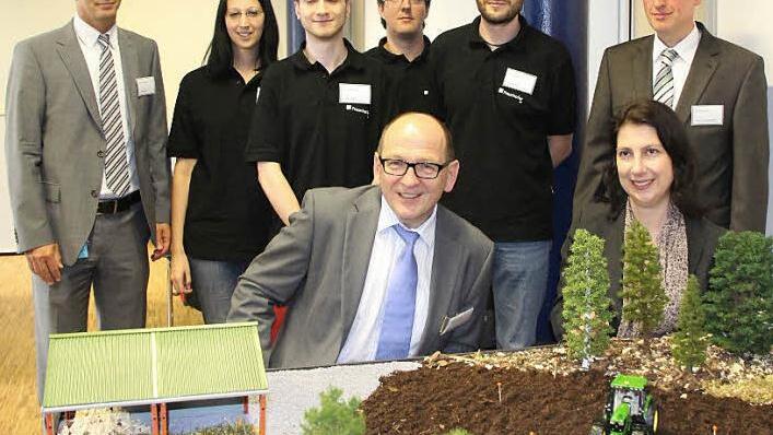 Staatssekretärin Katja Hessel (FDP) und Professor Albert Heuberger, Leiter des Fraunhofer-Instituts Integrierte Schaltungen (vorne sitzend) ließen sich das Prinzip landwirtschaftlicher Sensoren erläutern. Hinten rechts Professor Thomas Wieland, Leiter des Coburger Fraunhofer-Anwendungszentrums, seine Mitarbeiter sowie Jürgen Hupp, Leiter der Abteilung Kommunikationsnetze im Fraunhofer-IIS. Foto: Simone Bastian
