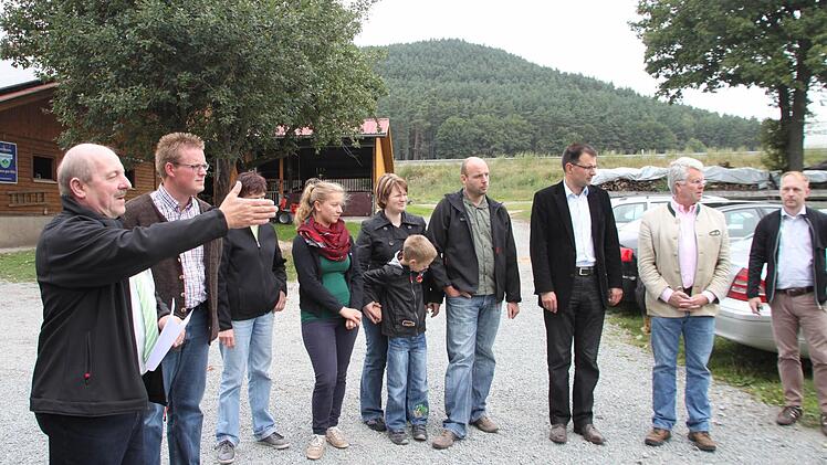 BBV-Kreisobmann Wilfried Löwinger begrüßt die Teilnehmer.