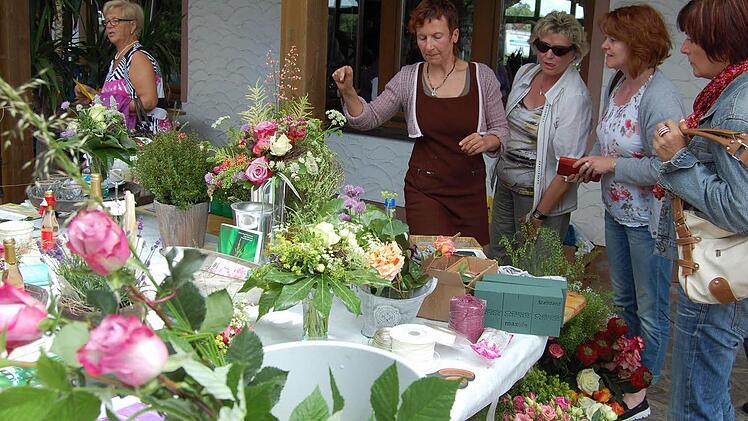 Zauberhafte Gestecke fertigte beim Hausgartentag Ursula Spall, Meisterin ihres Fachs. Foto: Günther Straub