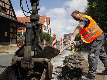 In der Buckenhofener Straße werden die Bordsteinrinnen saniert.