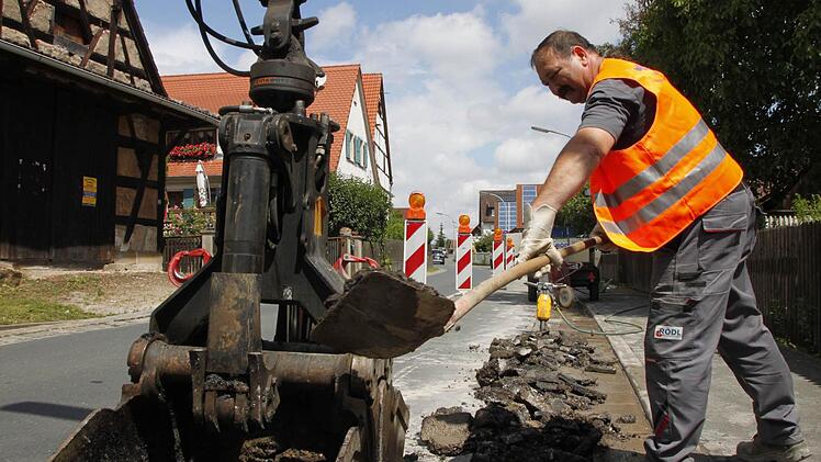 In der Buckenhofener Straße werden die Bordsteinrinnen saniert.