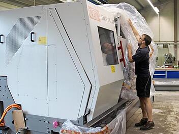 Jetzt wird ausgepackt: Tobias Reinhardt mit einer der neuen CNC-Maschinen. Foto: Miriam Hegner