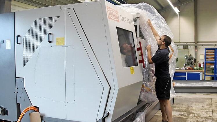 Jetzt wird ausgepackt: Tobias Reinhardt mit einer der neuen CNC-Maschinen. Foto: Miriam Hegner