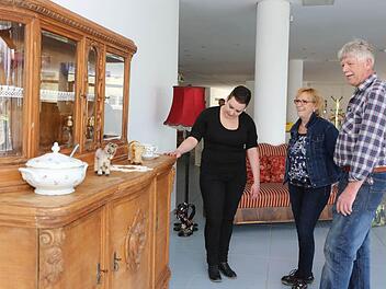 Theresa Niemann, Karine Seidel und Schreinermeister Michael Wachter (von links) in der "antiquarischen" Ecke des neuen Sozialkaufhauses. Foto: Barbara Herbst