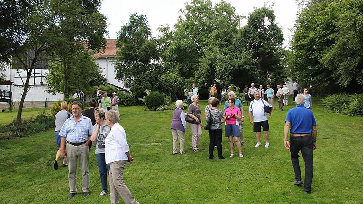 Im Garten von Peter Janson sind viele Plätze der Entspannung, aber auch ein Gemüsegarten und ein Gewächshaus zu finden. Foto: Michael Stelzner