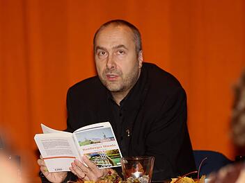 Harry Luck bei der Präsentation seines ersten Franken-Krimi mit dem Titel "Bamberger Hörnla". Foto: G. Geiling