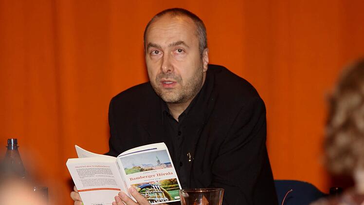 Harry Luck bei der Präsentation seines ersten Franken-Krimi mit dem Titel "Bamberger Hörnla". Foto: G. Geiling