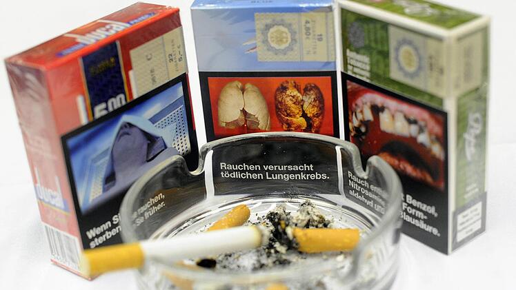 Drastisch geht es bald zu auf Zigarettenverpackungen und Tabaktütchen: Die EU-Tabakrichtlinie verpflichtet die Produzenten, mit großen Schockbildern auf die Gesundheitsgefährdung durch das Rauchen aufmerksam zu machen. Foto: Jonas Güttler/dpa