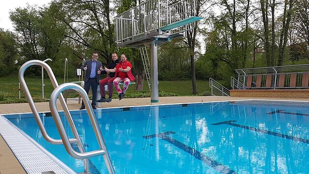 "Alles bereit, die Saison kann kommen", signalisieren hier (von rechts) Daniela Reinfelder, Torben Wiede, Erste und Zweiter Vorsitzender des Vereins "Freunde des Gaustadter Freibads", sowie Stadtwerke-Pressesprecher Jan Giersberg.  Foto: Sabine Christofzik