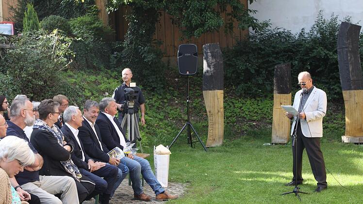 NohA Sprecher Otmar Adler gab Erläuterungen zum Künstlerhaus.  Foto: Michael Wunder