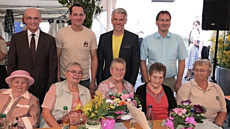 Für 50-jährige Mitgliedschaft wurden geehrt (vorne von links): Rosa Häfner, Renate Dötschel und von rechts, Helga Weckel und Renate Müller. In der Mitte  Ehrenmitglied Elisabeth Roth. Mit auf dem Foto (hinten von links): Landrat Wilhelm Schneider, Vorsitzender Martin Schramm, MdL Steffen Vogel und Bürgermeister Wolfram Thein.