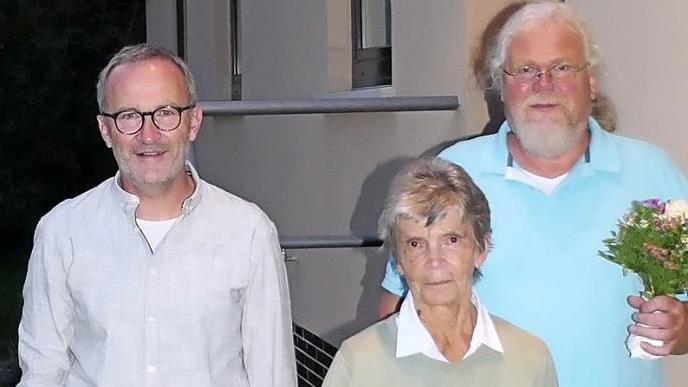 Peter Hüttner zeichnete Gerda Fischer und Achim Teuber (rechts) für ihre Treue aus.  Foto: Alexandra Kemnitzer