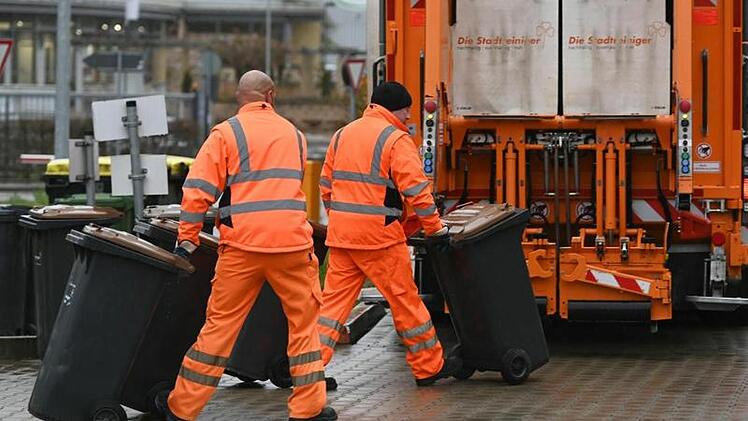 Ein Mitarbeiter der Müllabfuhr wurde bei einem Unfall in Mühlendorf schwer verletzt.
