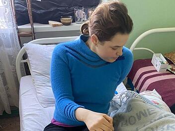 Kristina Trifonova, eine gute Freundin von Marina Konovalov, hat bei einem russischen Angriff ein Bein verloren. Sie liegt im Krankenhaus in Donezk.