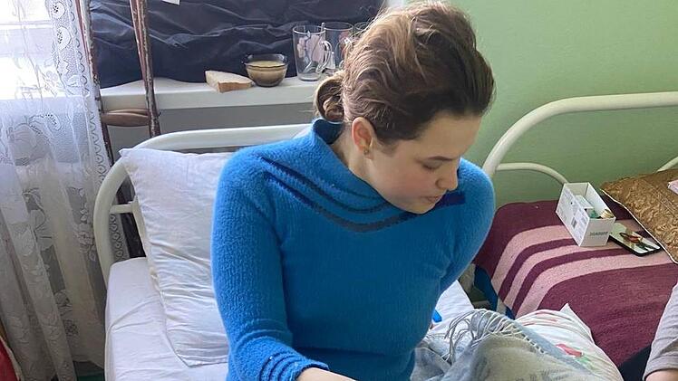Kristina Trifonova, eine gute Freundin von Marina Konovalov, hat bei einem russischen Angriff ein Bein verloren. Sie liegt im Krankenhaus in Donezk.