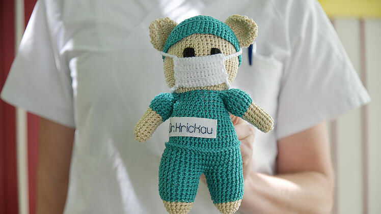 Erlangen: "Scheck &uuml;ber 2.600 Euro" - 18-J&auml;hrige verkauft handgefertigte Kuscheltiere und spendet Erl&ouml;se