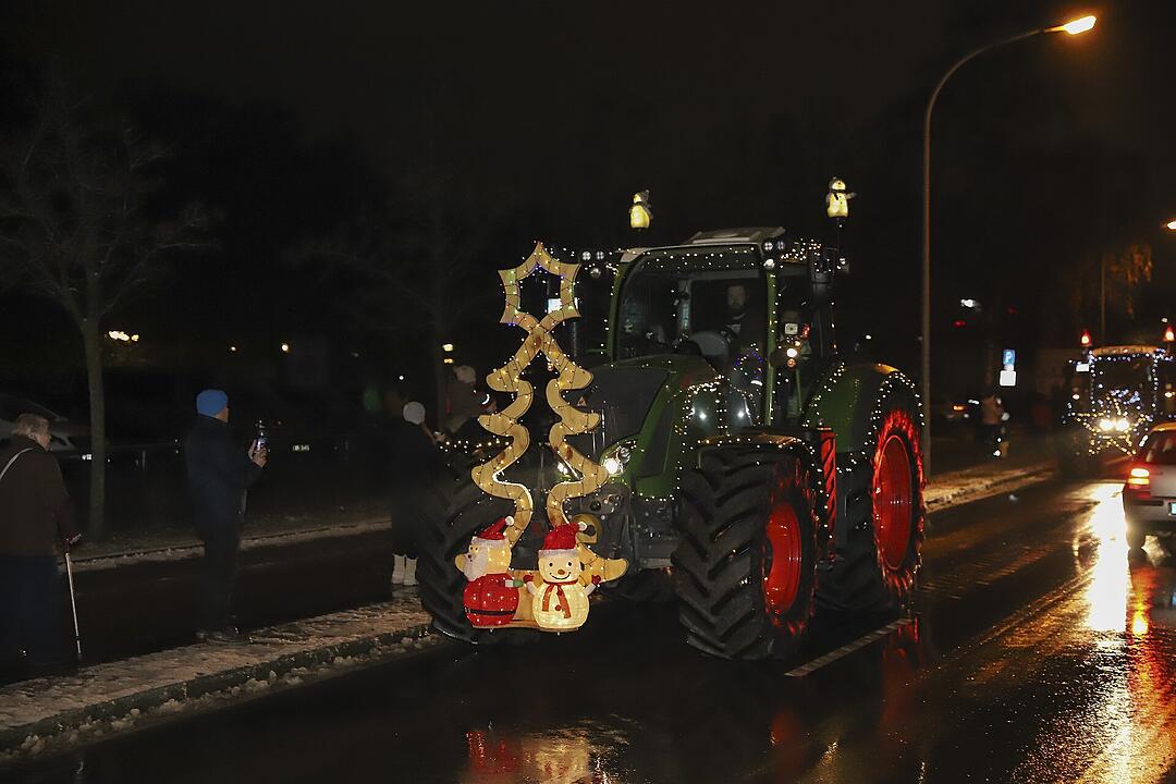 In Kulmbach durfte die beliebte Lichterfahrt der Traktoren stattfinden.