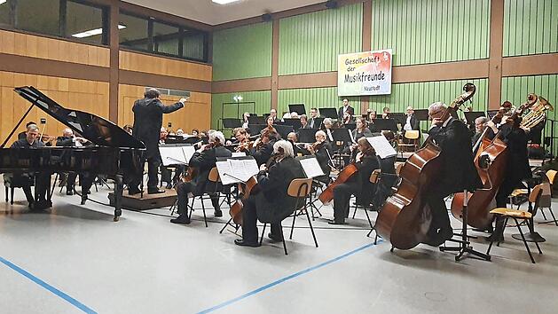 Das Sinfonieorchester der Musikfreunde Neustadt feierte mit dem Solisten Robert Aust am Piano in der Mehrzweckhalle der Puppenstadt am Samstag die deutsche Erstaufführung des Klavierkonzerts No. 1 „Romantico“ von Manuel Ponce.