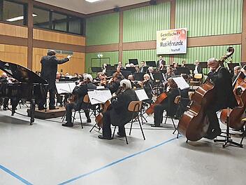 Das Sinfonieorchester der Musikfreunde Neustadt feierte mit dem Solisten Robert Aust am Piano in der Mehrzweckhalle der Puppenstadt am Samstag die deutsche Erstaufführung des Klavierkonzerts No. 1 „Romantico“ von Manuel Ponce.