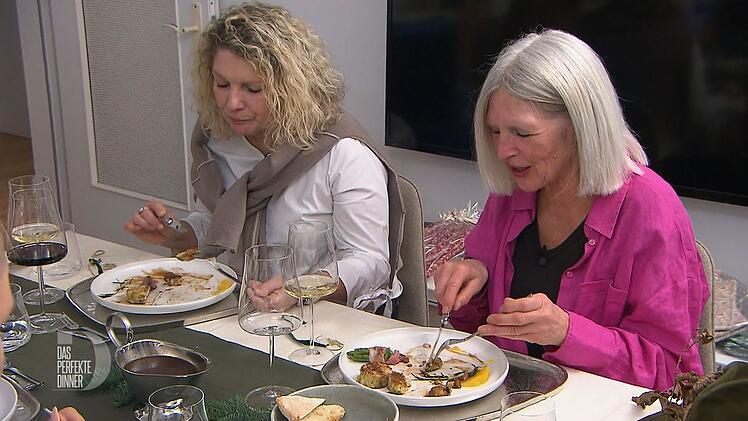 Wild in Ingolstadt: Zum Hauptgang gibt es bei Phillip Rehrücken mit Brezenknödel - nicht nur zur Freude von Katja (links) und Moni.