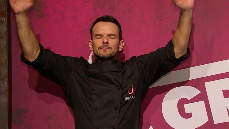 Spiel, S&uuml;&szlig;igkeit, Sieg: Henssler gewann das Dessert 27:25 und damit das Koch-Match 95:93 und war so begeistert wie erleichtert.