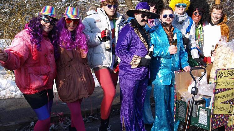 Moni feiert mitten im Umzug ihren Geburtstag mit Freunden.