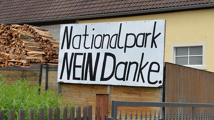 Die Gegner eines Nationalparks haben Schilder aufgestellt.