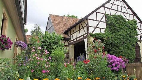 Schöne Vorgärten mit üppigem Blumenschmuck muss man in Horsdorf nicht lange suchen. Der Ort erhielt 1997 die höchste Auszeichnung auf europäischer Ebene im Wettbewerb "Entente Florale", zwei Jahre zuvor bereits Gold auf Bundesebene im Wettbewerb "Unser Dorf hat Zukunft".