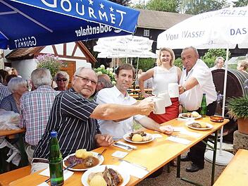 Landrat Ulm (2. v . l) mit seinem Stellvertreter Siebenhaar lassen es sich schmecken. Seniorwirt Hans Alt (r.) und seine Tochter Michaela stoßen mit an.  Foto: Reinhard Löwisch