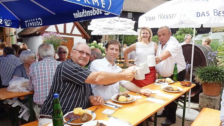Landrat Ulm (2. v . l) mit seinem Stellvertreter Siebenhaar lassen es sich schmecken. Seniorwirt Hans Alt (r.) und seine Tochter Michaela stoßen mit an.  Foto: Reinhard Löwisch